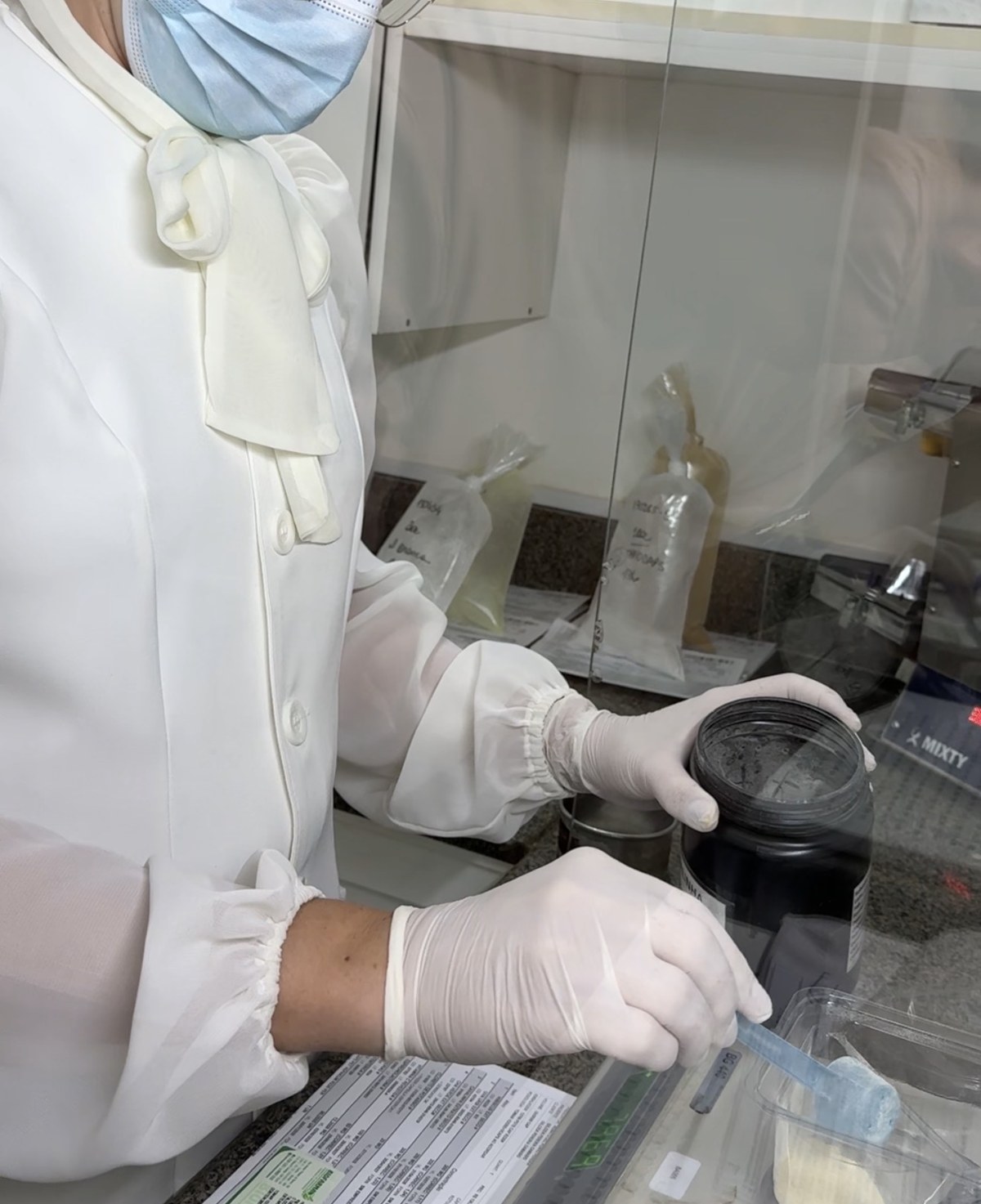 Farmacêutica manipulando uma fórmula no laboratório da Biofarma