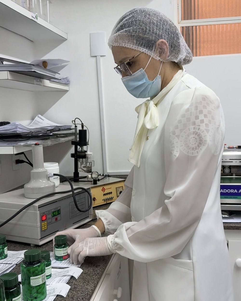 Preparo da fórmula na bancada da Biofarma